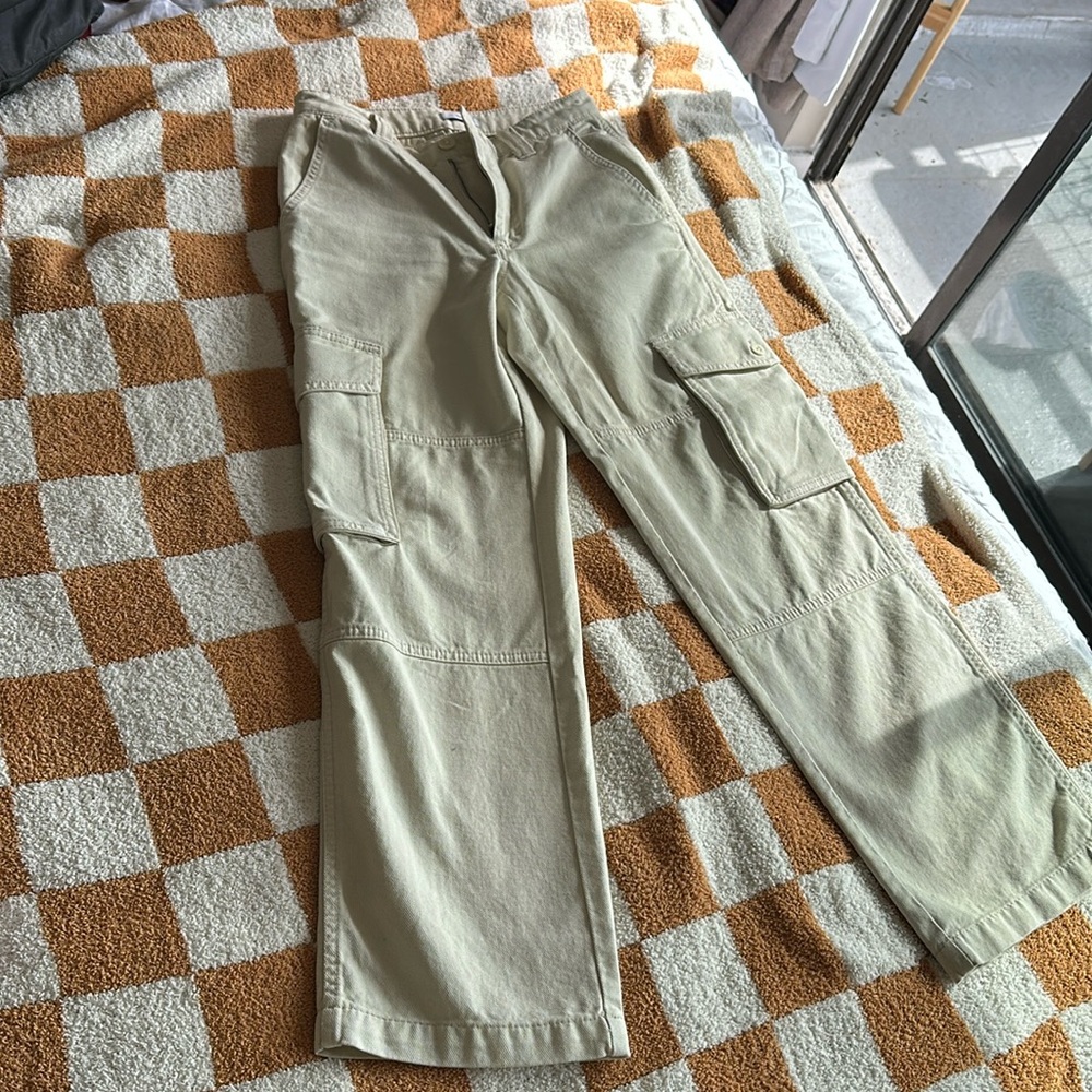 Aritzia Troop Cargo Pant (TNA) Dove White. size 2, mid-rise.